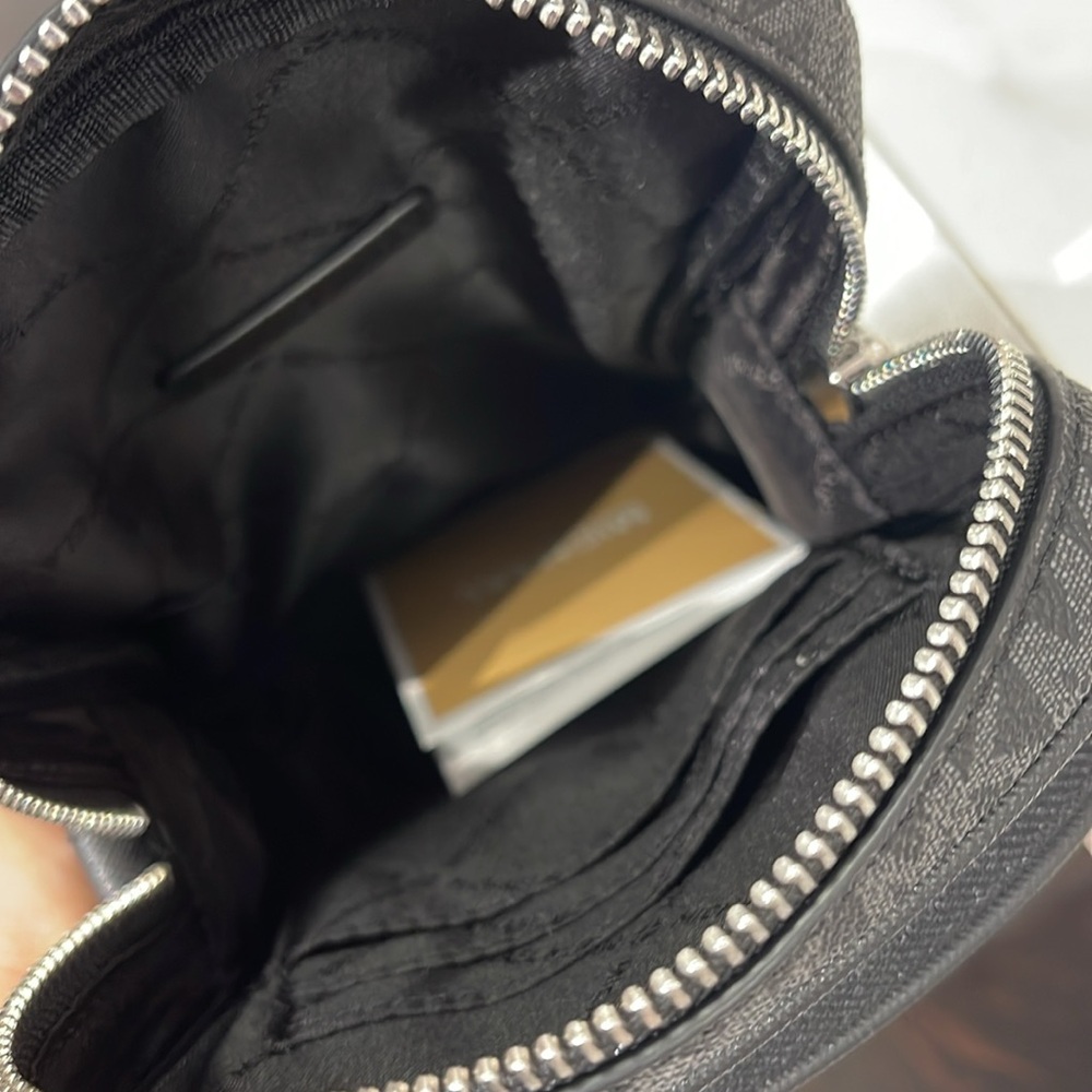 MICHAEL KORS Jet Set Travel Medium Logo Crossbody Flight Bag
Black
NWT - Picture 11 of 16